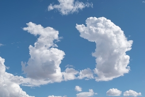 蓝色天空白色浮云图片